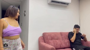 Mi madrastra me engañó para correrme en ella