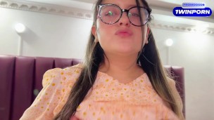 Puta gorda cachonda no resiste pedirle a su cachondo hermanastro que le de una dura follada.