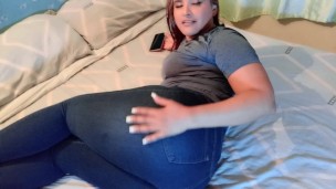 Melody no gemir tan fuerte mientras te comes mi polla a escondidas en casa de la visita que nos descubren
