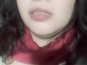 Anfitriona chubby se masturba para ti