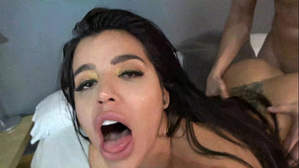 Despertando por sorpresa con dos latinas sensuales: Sara Retali, Tommy Cabrio y Carla Boom