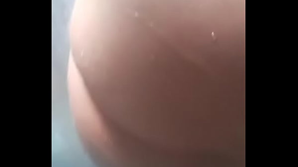 Colombiana muestra su gran botín mientras toma una ducha