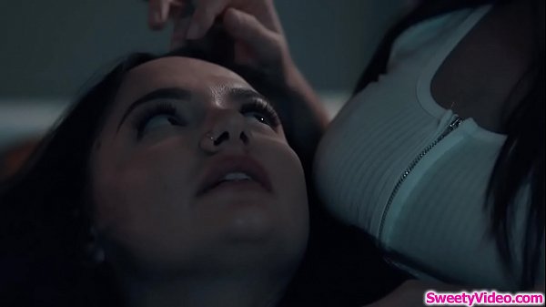 Una nena tetona sentada en la cara pareja lesbiana