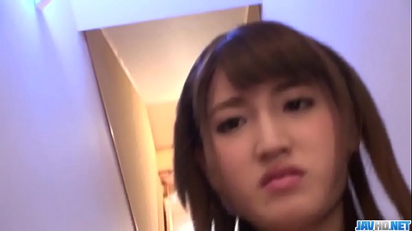 La caliente japonesa Karin Aizawa juega con el coño