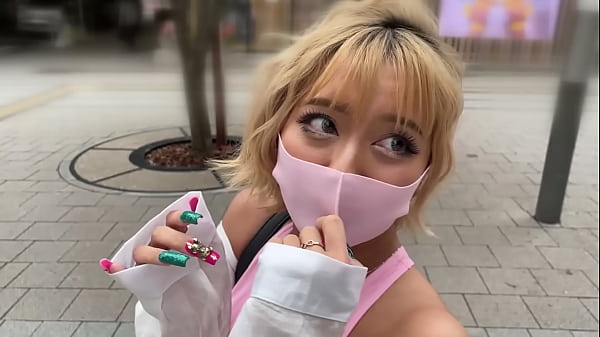https://bit.ly/eGHOlOB La chica sexy es una guarra y descarada. Tiene un bonito cuerpo de grandes tetas y un culo muy erótico. Una rica mamada más erótica que nadie. Porno casero amateur japonés.