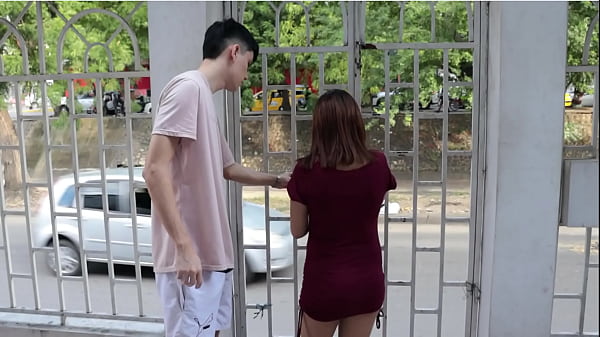 INQUILINO COLOMBIANO ES FOLLADO POR LA DUEÑA DE LA CASA, CASEROS COLOMBIANO, LA DUEÑA DESEA QUE SU INQUILINO LE LLENE DE SEMEN TODA SU BOCA - PORNO EN ESPANOL.