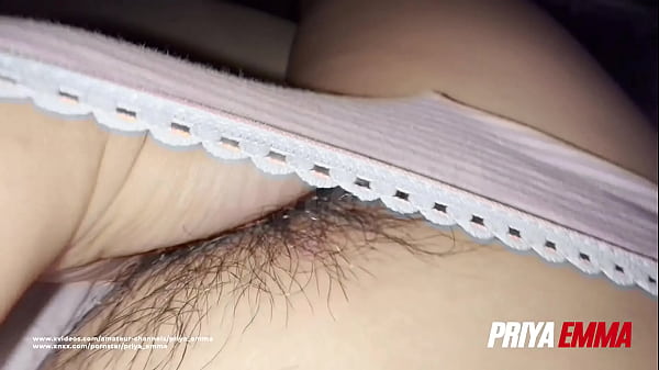 Tía de tetas grandes masturba su coño peludo para su suegro Video porno casero