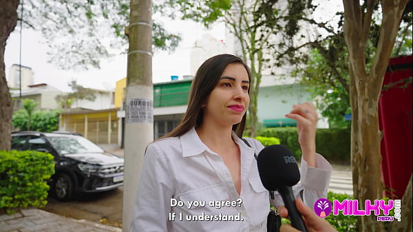 Hermosa brasileña me enseña su apartamento y le dejo el ano lleno de semen.