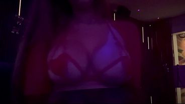 Madrastra europea Artemisia Love luciendo un microbikini con un fetiche de tetas jugosas en un lugar público