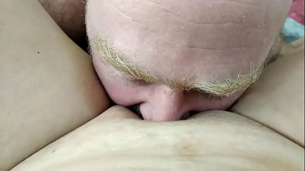 La perra rusa madura AimeeParadise chupa una polla, le lamen el coño y luego la follan en primer plano))