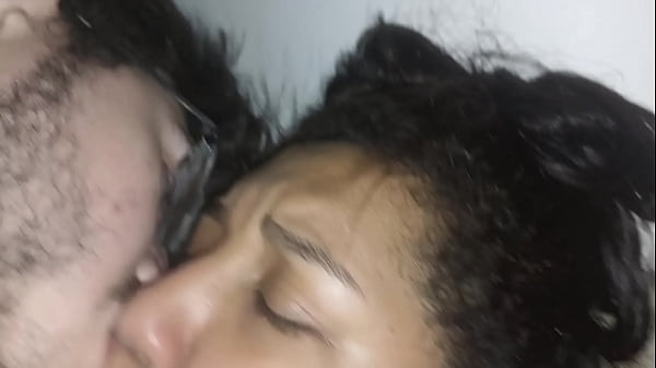Mi esposa quiere que le compre unas cosas para su pelo y acepto porque me chupara las bolas y la polla adoro a esta morena tetona vídeo porno full HD amateur