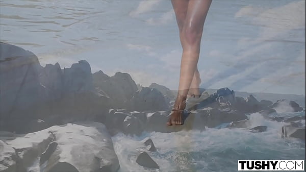 TUSHY Impresionante modelo obtiene su culo boquiabierto