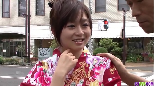 La caliente japonesa Nozomi Hazuki folla con un hombre al azar