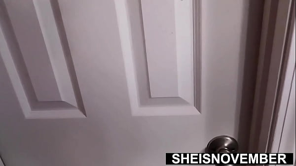 Pagarle a mi hermosa vecina para que me muestre sus grandes pechos y enormes pezones, mientras posa una atractiva mujer negra, llamada Sheisnovember, mientras le insertan un juguete en la vagina