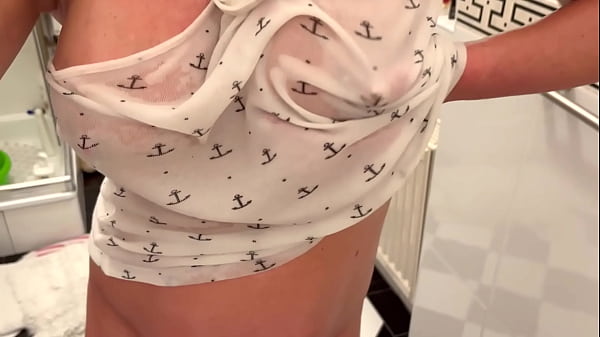 Tetas grandes aceitadas debajo de la camiseta y consigue el orgasmo poniendo todo el vibrador en el coño