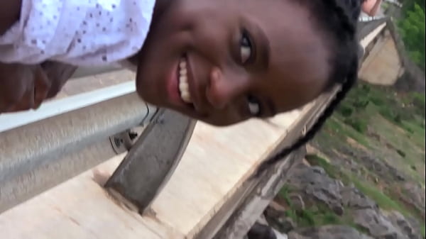 ¡Una preciosa chica de ébano con tetas perfectas y alegres y un culo redondo y regordete usa sus dedos mojados en saliva y un juguete para tocarse el coño y correrse, y luego termina haciéndole una mamada húmeda a la enor