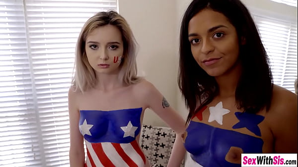 Chicas sexy Lexi Lore y Vienna Black compartieron una gran polla dura y fueron folladas por él