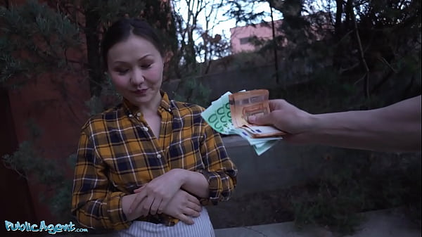 Public Agent Chinese Hottie se la follan a cuatro patas en un sótano