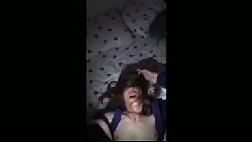 Mis amigos se acuestan con mi mujer por el culo. Es una infidelidad de verdad.