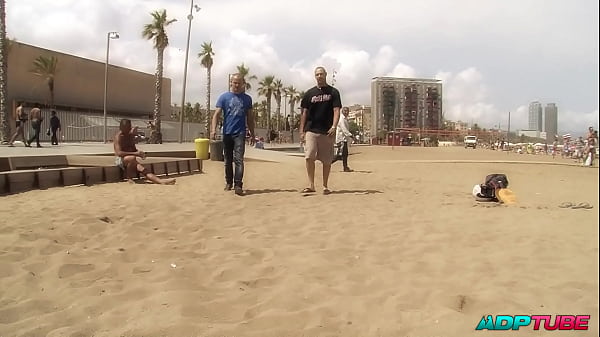 Dos pollones para Noemilk en la playa