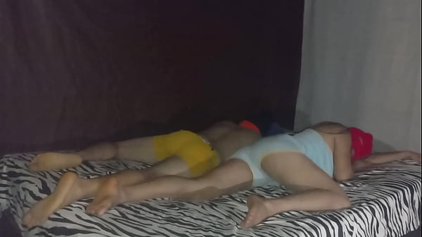 MADRASTRA E HIJO SE DAN UN DESCANSO EN LA CAMA Y LUEGO LLEGA UN FANTASMA PARA CREAR TRAVIES JUNTOS!! EL FANTASMA SE FOLLA AL MACHO Y A LA HEMBRA. PORNO CASERO REAL. 2