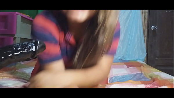 ¡¡SIEMPRE UNA PUTA CALIENTE!! MI HIJO GANÓ LA APUESTA Y LE ENVÍA MI ANTIGUA COLECCIÓN DE VIDEOS PORNO CASERO. PRIMERO COQUETO CON MIS TETAS Y DESPUÉS ME MASTURBO EL CULO CON EL DILDO MARRÓN. SEXO ANAL LENTO Y