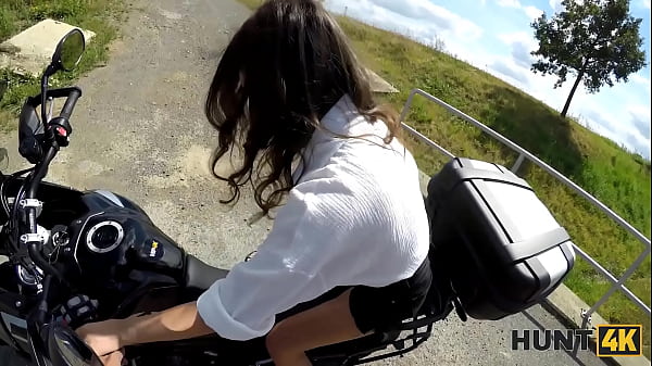 HUNT4K. Un paseo en bicicleta terminó en un perfecto sexo al aire libre. Sexo caliente con Helina Dream y George Uhl