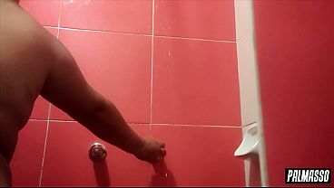 Mi diligente estudiante me convenció de hacer un vídeo porno casero mientras le chupo la polla y me follo el culo; él me filma.