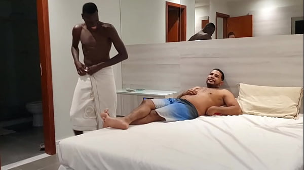 ¿Qué sucede detrás de las cámaras del porno amateur brasileño con la flamante prostituta Desire grabando porno amateur?
