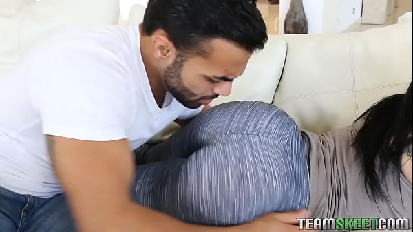 Latinas gran botín jizzed después de chupar y montar polla en hd