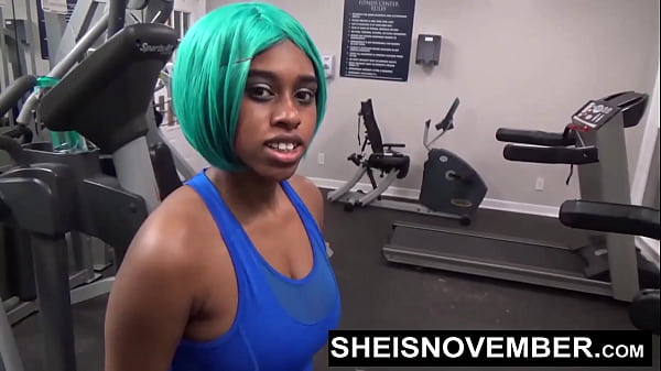 Mamada pervertida en el gimnasio por una pequeña puta con tetas tetonas, dándole POV a un extraño después de hacer ejercicio, la flaca y caliente chica de ébano Sheisnovember hace contacto visual chupando una polla, abriendo sus grandes nalgas en la cinta
