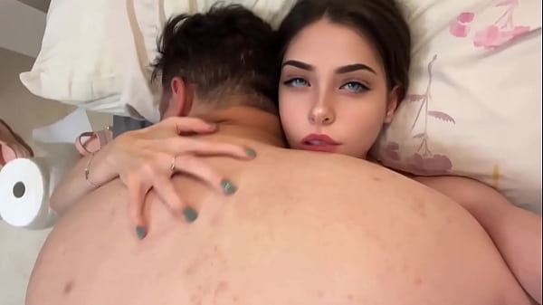 Stepdaughter gives a special massage to her fat jerking stepdad, she catches him watching porn and decides to help him cum, massaging his cock and letting her stepdad do whatever he wants with it, porn in Spanish