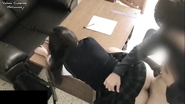MAESTRO se FOLLA a Estudiante Mexicana en la Oficina para Pasar de Año! VOL i