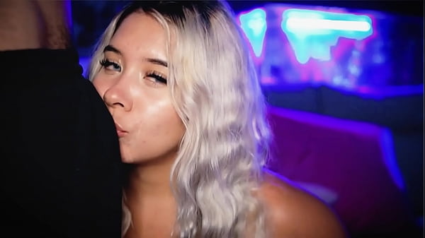 Colombiana le encanta que la vean chupando y disfrutando de una buena polla