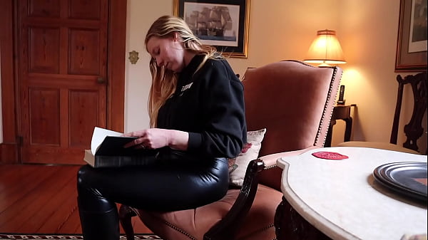 El fotógrafo le pide a la zorra de PAWG, Cheetah Adora, que modele, ella cabalga su enorme polla porque no puede resistirse y lo chupa y le hace una garganta profunda.