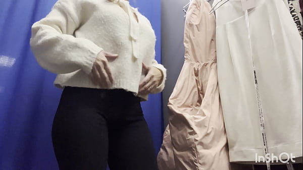 Una mujer desnuda en un probador público.