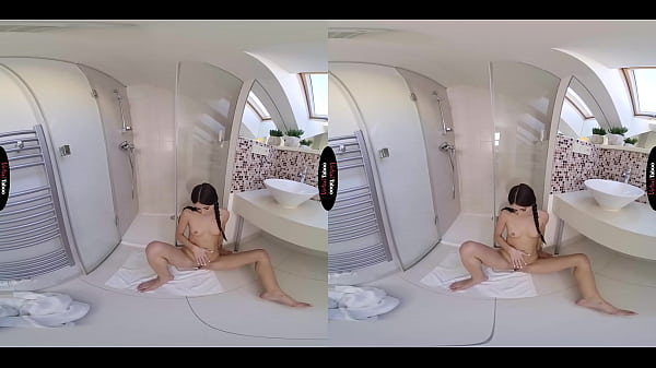 tabú virtual - nena envuelta en toalla blanca