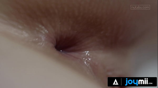 Las hermosas lesbianas Daniella A. y Angel S. tienen sexo increíble con un arnés.