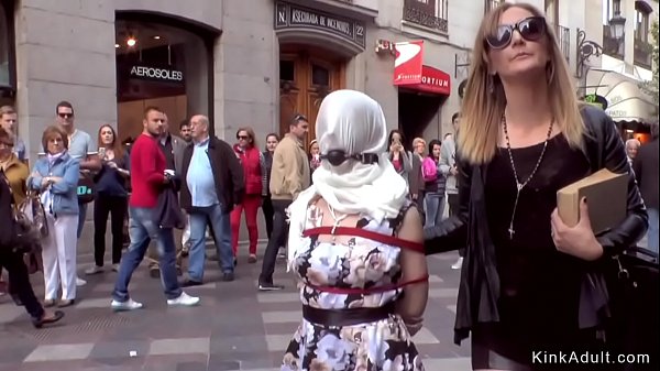 Pequeña zorra española follada anal por una polla enorme en grupo en un bar