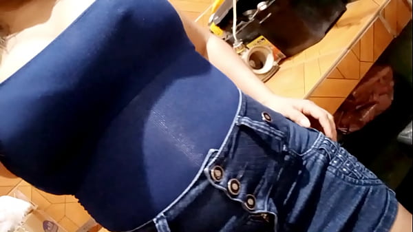En la habitación de mi padrastro empiezo a hacer porno casero para mis seguidores y mis tetas se ven deliciosas, quiero follar