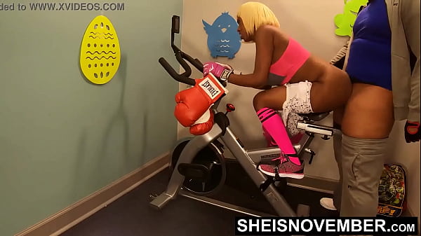 Me follo anal a una joven puta negra, sentada en una bicicleta estática, llamada Sheisnovember, siendo sodomizada por un gran culo por un entrenador de entrenamiento, gritando de sodomía anal con su gran polla cachonda en su culo