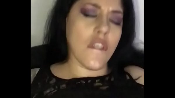 Milf jugando con su coño se corre, gran chorro