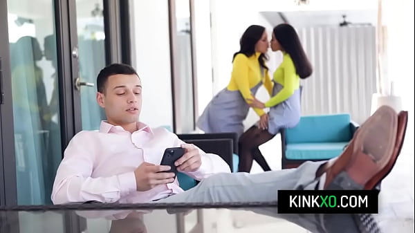 Hermanastro pervertido le deja hermanastras latinas jóvenes jugar con su polla