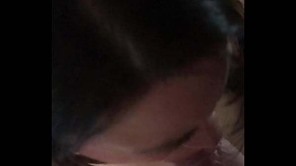 Amateur chica sentada en silla dando mamada