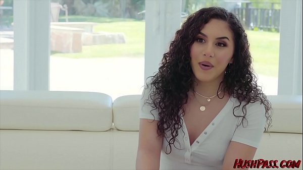 Nena latina follada por una gran polla