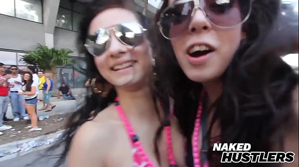 Increíble trío en Miami Calle Ocho con latinas calientes