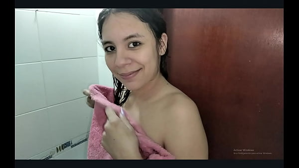 COLEGIALA PERVERTIDA DE CULO GRANDE QUIERE QUE SU HERMANASTRO MAYOR LE META SU GRAN VERGA DENTRO DE SU COÑO APRETADO - PORNO CASERO