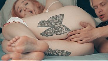 Madrastra rubia tetas enormes culo es penetrada dos veces por su hijastro en la cama compartida por error.