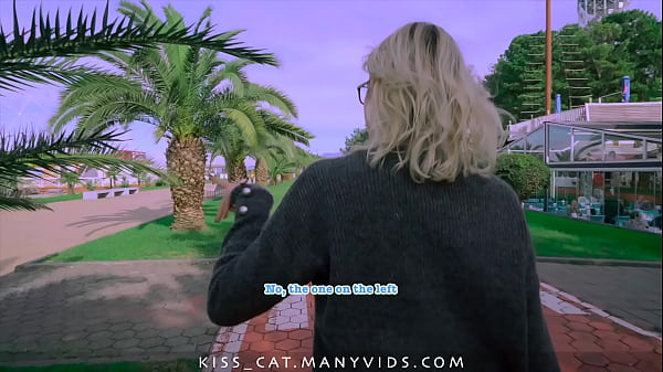 public agent picked up i8 hottie in the park showing tits and pussy