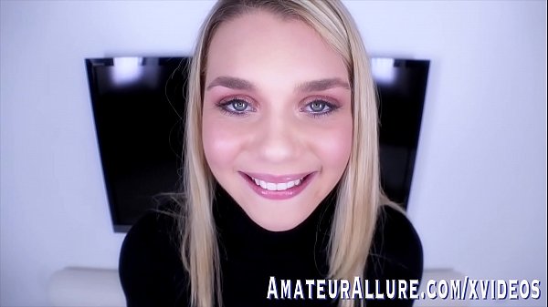 Gabbie Carter muestra sus activos mientras chupa y folla una gran polla.